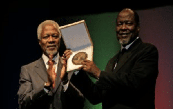 Kofi Annan awarding the Mo Ibrahim igNoble Prize