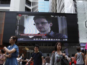 nsa-leaker-edward-snowden-leaves-hong-kong-safe-house-for-russia