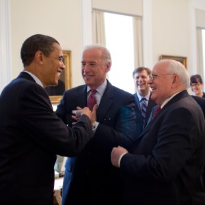 2009-03-20, Joe Biden empfängt Gorbatschow im Westflügel des Weißen Hauses, dem Amtssitz des Vizepräs., Obama auch da